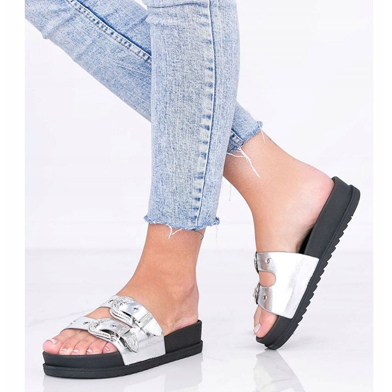 Silver tofflor med dekorativa Go Crazy spännen 1