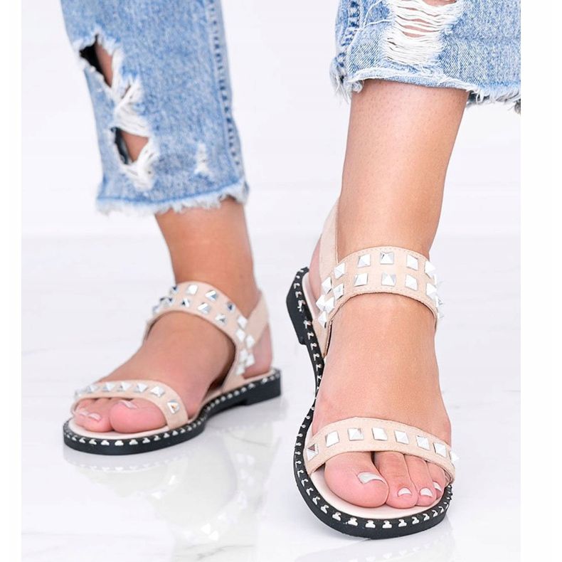 Beige sandaler med Thelma dubbar 1