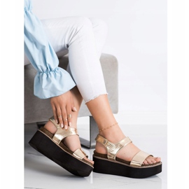 Corina Sandaler på modeplattformen gyllene 2