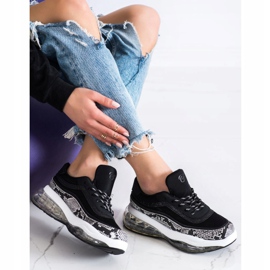 SHELOVET Sneakers På En Genomskinlig Plattform vit svart 1