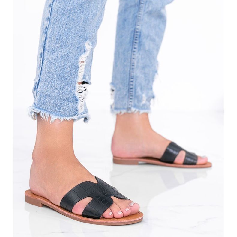 Svarta tofflor i krokodillemönster från Phoenix 1