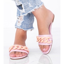 Rosa tofflor med en Colorado -kedja 1