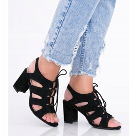 Svarta snörningssandaler på Isabella-stolpen 1