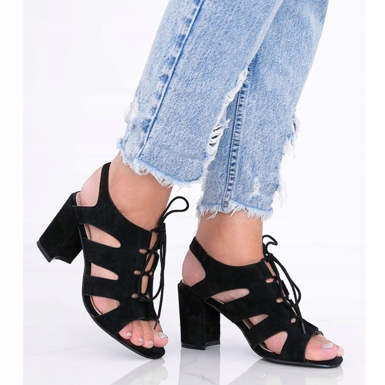 Svarta snörningssandaler på Isabella-stolpen 1