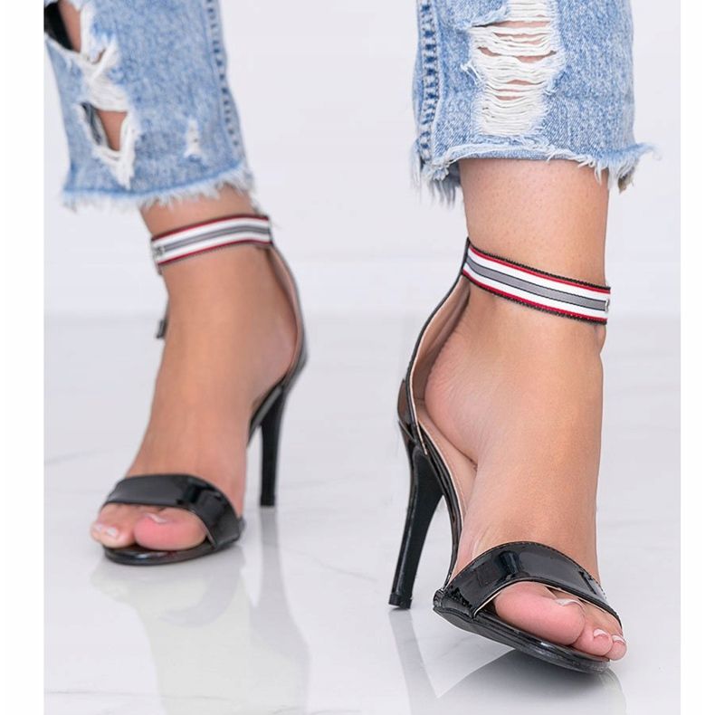 Svarta sandaler på en hög klack från Michel 1