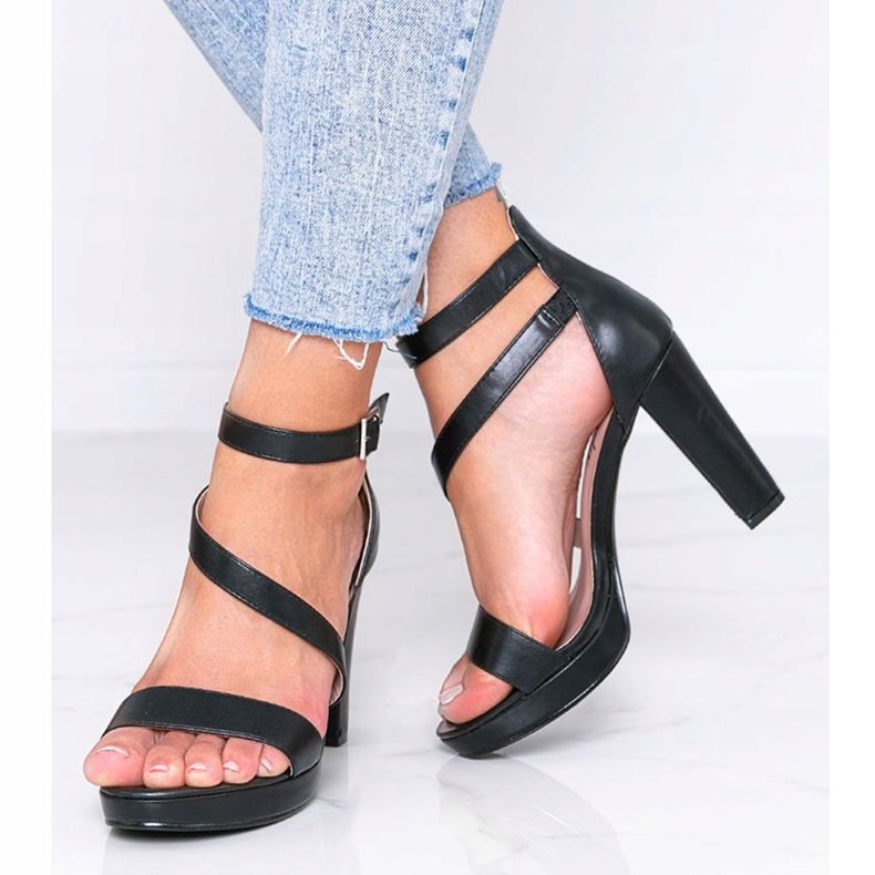 Svarta sandaler på Got You -plattformen 1