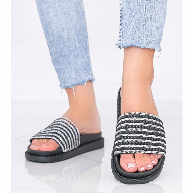 Svarta tofflor rikt dekorerade av Trisha 1