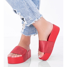 Röda flip-flops på en tjock Crysta-sula 1