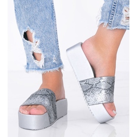 Grå tofflor på en tjock sula i Crysta ormskinnsmönster 1