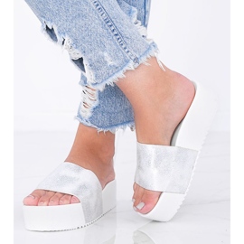 Vita sandaler på en tjock Crysta -sula 1