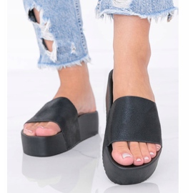 Svarta tofflor på en tjock Crysta -sula 1