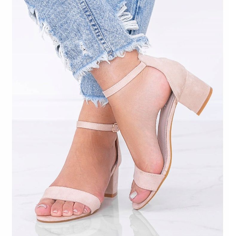 Beige sandaler på en låg stolpe Din touch 1