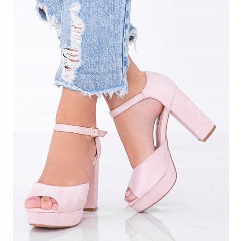 Beige sandaler på Swing -plattformen 1