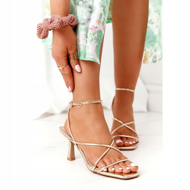 Sandaler på en hög klack med en fyrkantig tå S.Barski C420-11 Złote gyllene 1