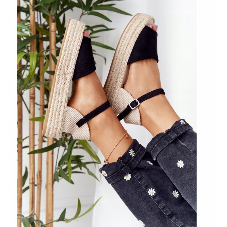 Svarta Megara svarta sandaler på den flätade plattformen beige 1