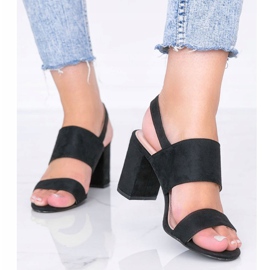 Svarta sandaler på Lil Sweetie -inlägget 1