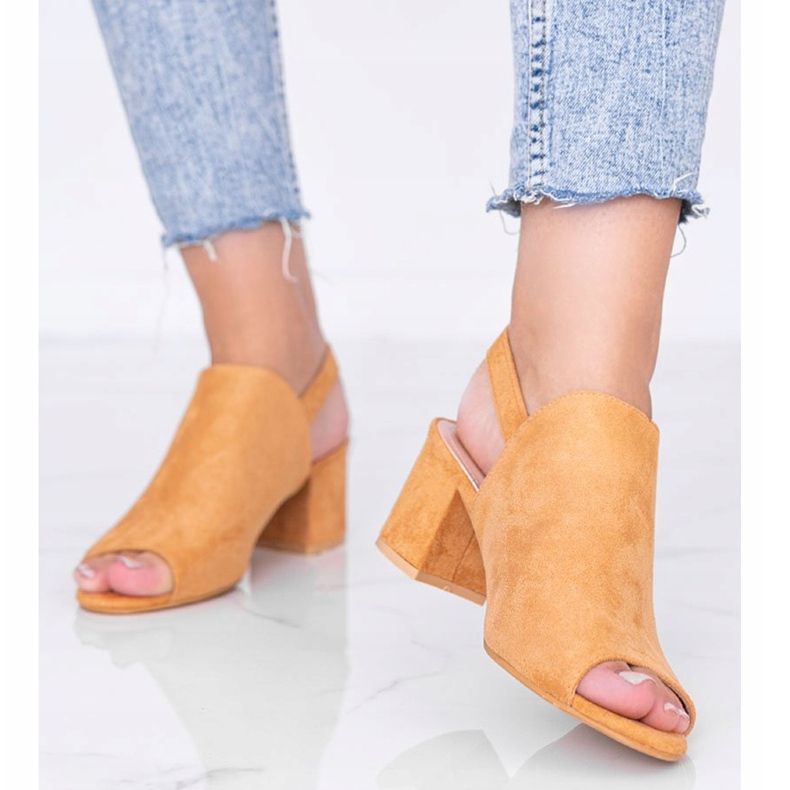 Kamel sandaler på en stolpe med en Blubbery övre brun 1