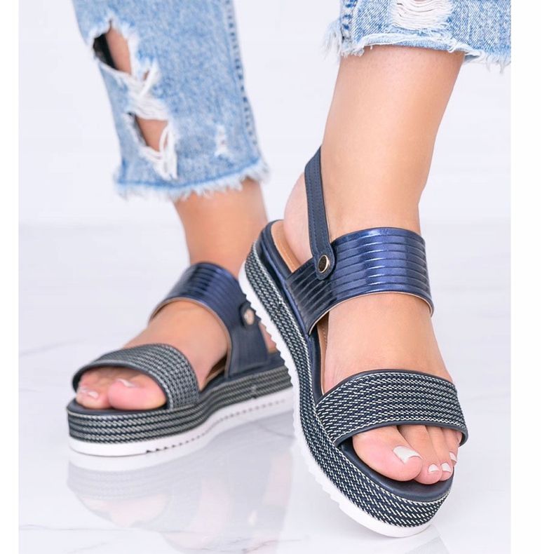 Marinblå sandaler på en tjock Senorita -sula 1