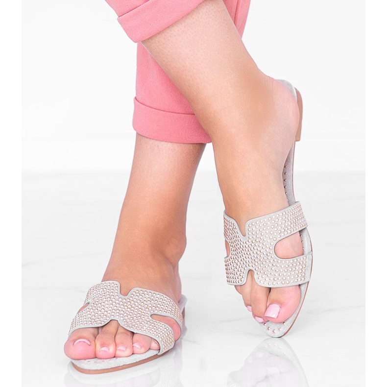 Grå tofflor dekorerade med tuffa dubbar 1