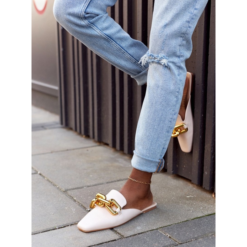 Beige tofflor med överdelar och kedja Beige kallar på mig 2