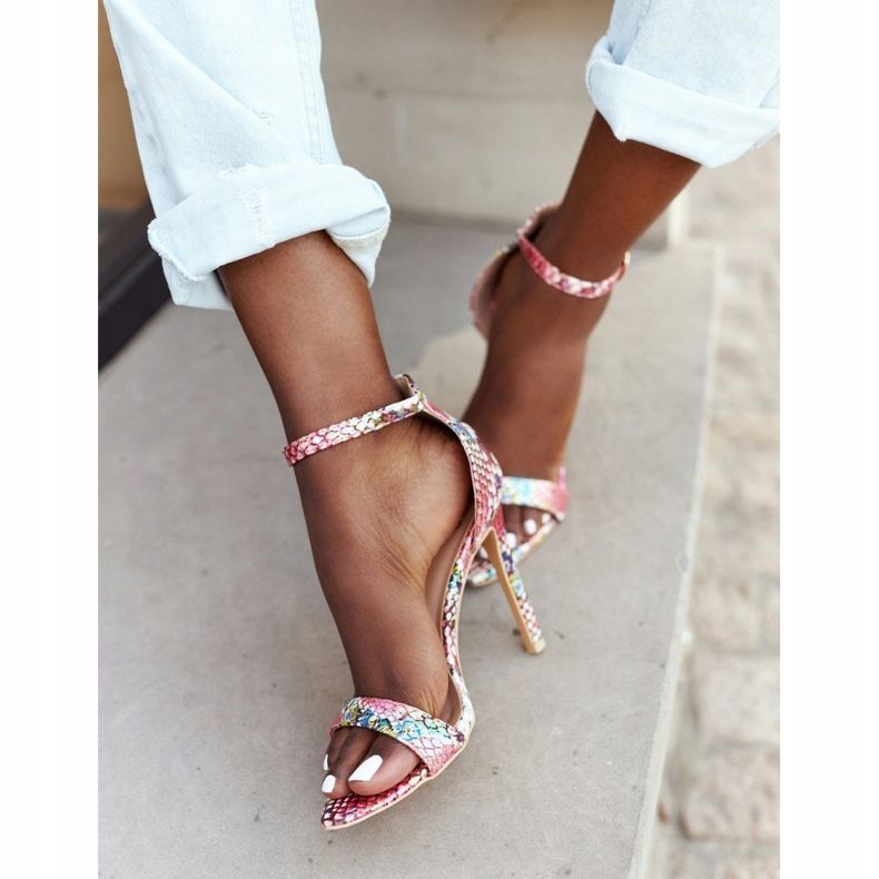 Sandaler På En Hög Klack Med Ett Orm Mönster Lu Boo Rosa mångfärgad 1