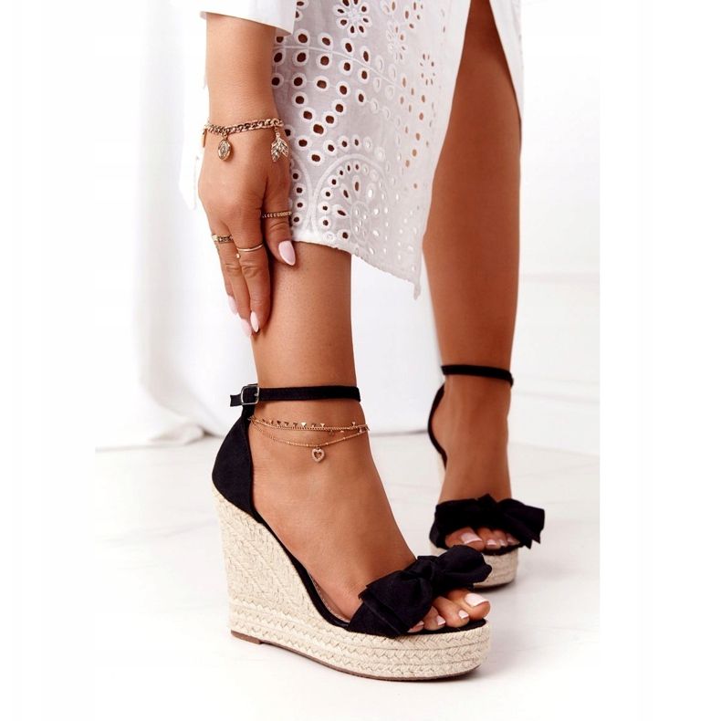 Svarta kilsandaler med flätat svart gå för det 2