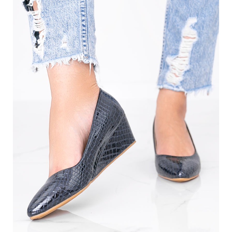 Beige pumps i krokodilmönster på Wildlife kilklack blå 1