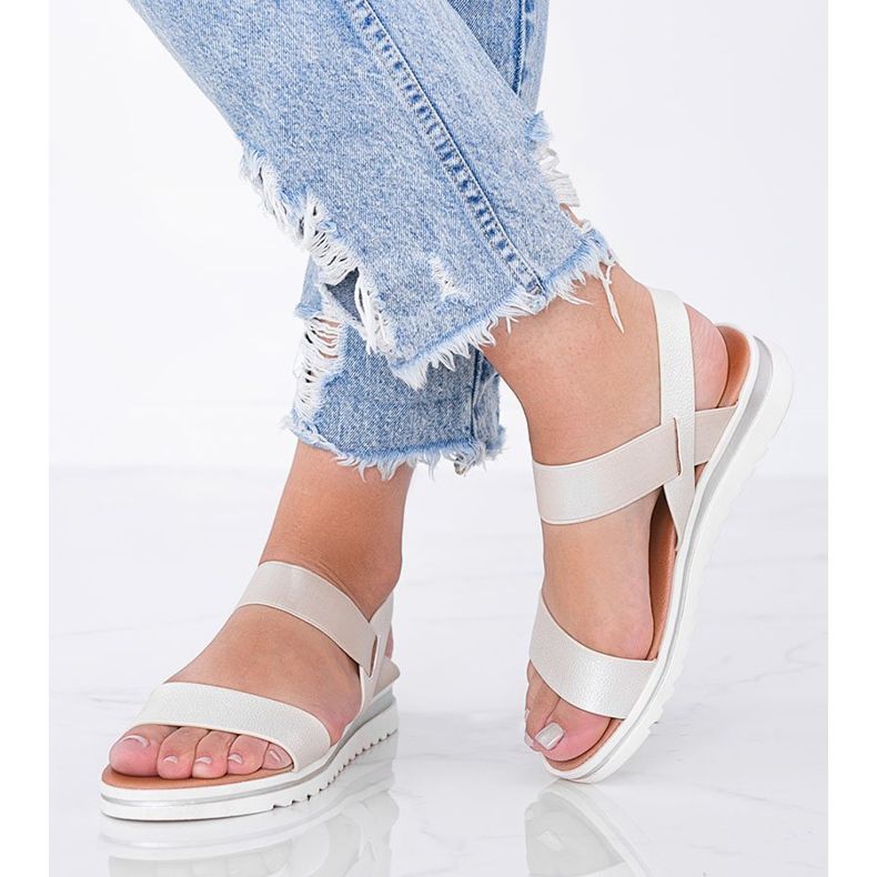 Beige sandaler på en tjock Cro -sula 1