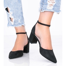 Svarta pumpar på ett lågt Gemma -inlägg 1