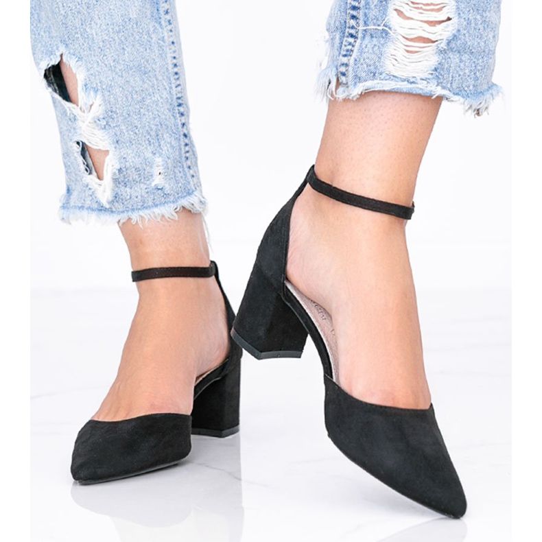 Svarta pumpar på ett lågt Gemma -inlägg 1