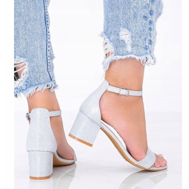 Silverblanka sandaler på en låg Malabo -stolpe 1