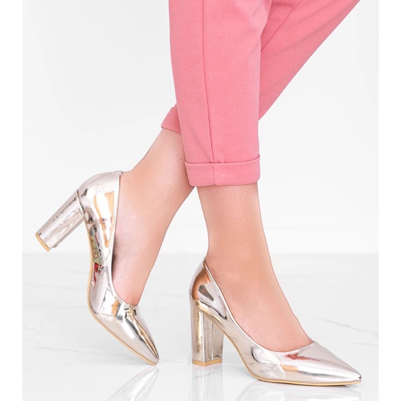 Guldpumpar på CowGirl -inlägget gyllene 1