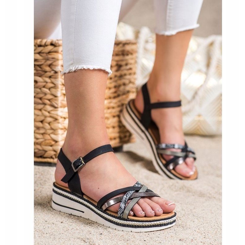 Groto Gogo Trendiga sandaler på en låg kil svart grå 1