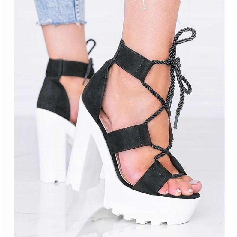 Svarta sandaler på en tjock Hera -plattform 1