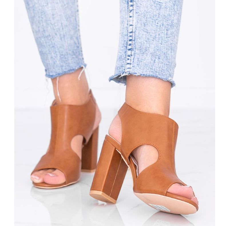 Bruna sandaler på Gally -stolpen 1