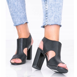 Svarta sandaler på Gally -stolpen 1