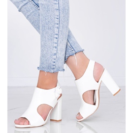 Vita sandaler på Gally -stolpen 1