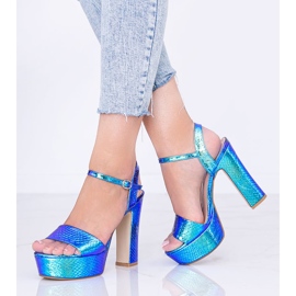Blå holografiska sandaler på ett Diane -inlägg 1