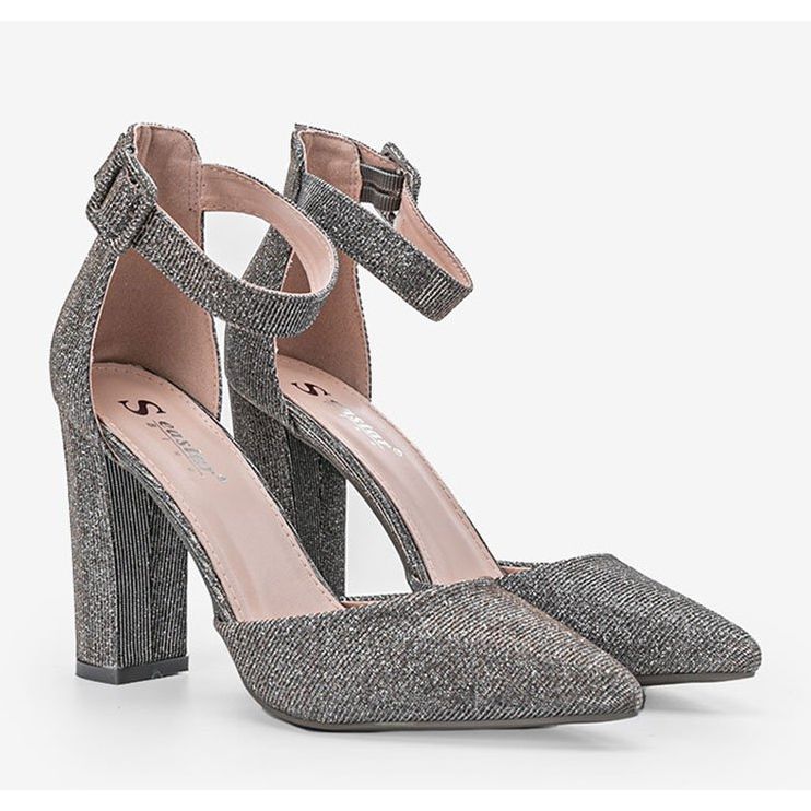 Grå glänsande pumps på Milas stolpe 1