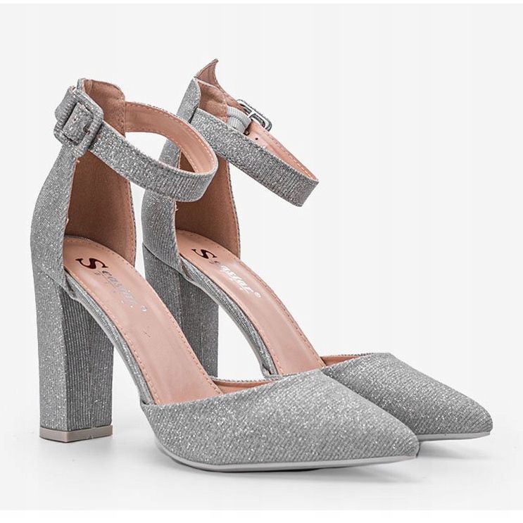 Glänsande silverpumpar på Milas stolpe 1