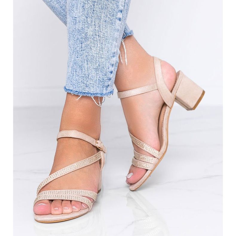 Beige sandaler på en stolpe med Hydra cubic zirconia 1