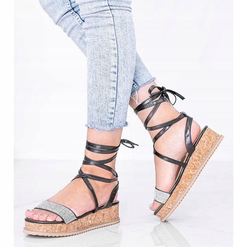 Svarta sandaler bundna med zirkoner Ves 1