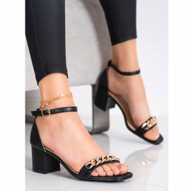 SHELOVET Sandaler med dekorativ kedja svart 1