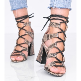 Glad ormskinnsmotiv i beige sandaler 1