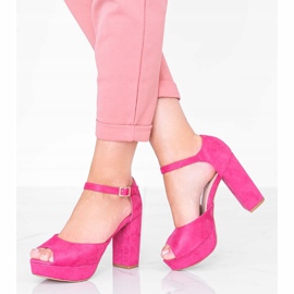 Rosa sandaler på Swing -plattformen 1