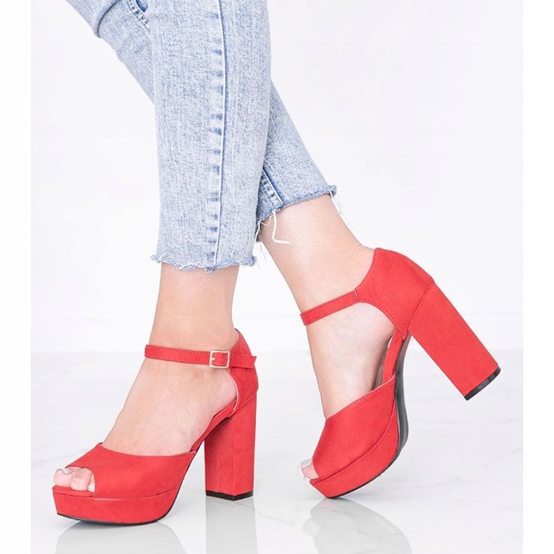 Röda sandaler på Swing -plattformen 1