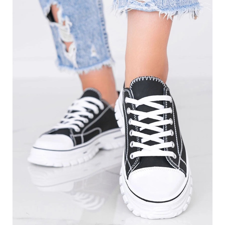 Kvinnors svarta sneakers på en tjock Georgia -sula 1