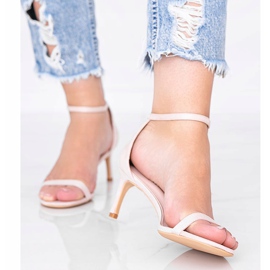 Beige sandaler på en låg klack från New Love 1