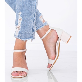 Beige sandaler på en låg Sever -stolpe 1