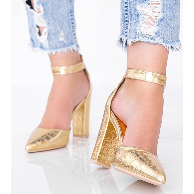 Sandaler på stolpe i motivet Glamour krokodilskinn gyllene 1